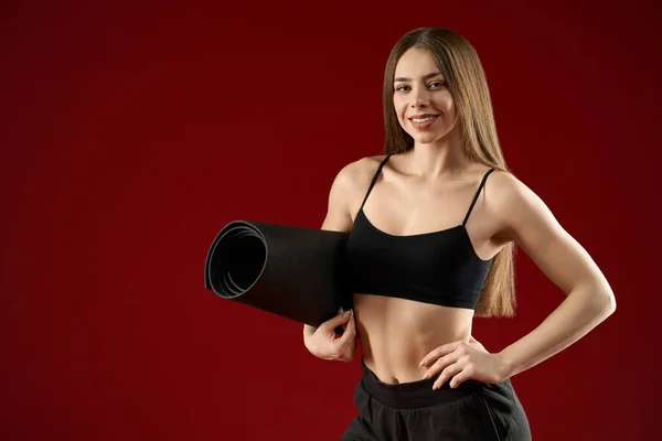 Ritratto Sexy Sportiva Donna Fitness Posa Guardando Fotocamera Con Tappetino — Foto Stock