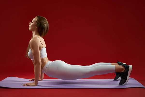 Vista Laterale Bella Donna Bruna Piedi Posa Tavola Yoga Stretching — Foto Stock
