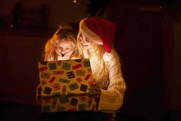 Передній Вигляд Блондинки Різдвяній Шапці Дочка Сидить Тримаючи Подарункову Коробку — стокове фото