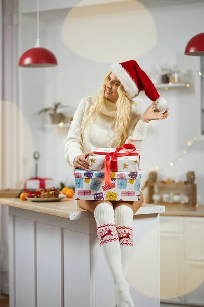 Zijaanzicht Van Een Mooie Blonde Vrouw Met Kerstmuts Zittend Tafel — Stockfoto
