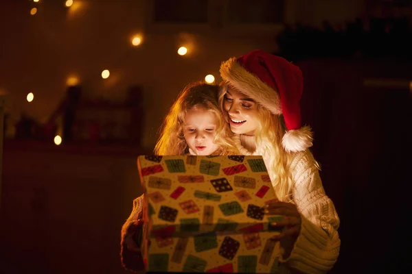 Передній Вигляд Блондинки Матері Різдвяному Капелюсі Подарункова Коробка Здивованою Дочкою — стокове фото
