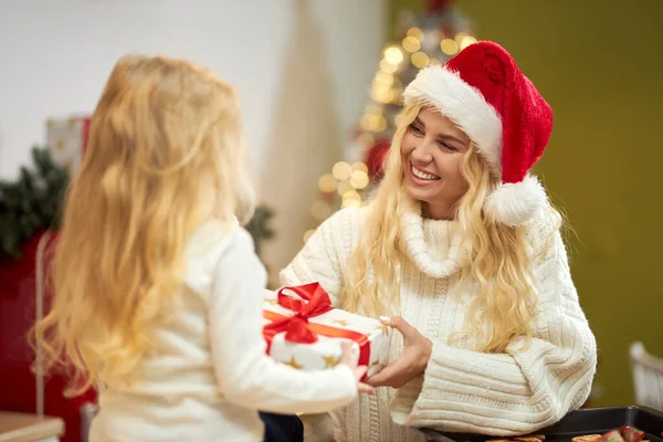 Вид Збоку Блондинку Різдвяному Капелюсі Дарує Подарунок Подарункова Коробка Красивої — стокове фото