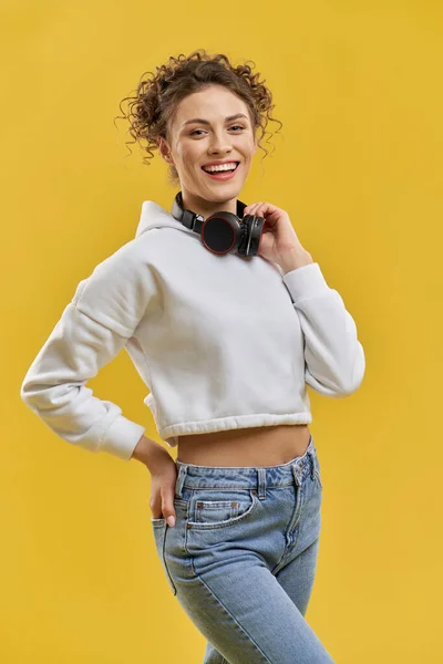 Vista Frontal Una Chica Bastante Delgada Posando Con Auriculares Cuello — Foto de Stock