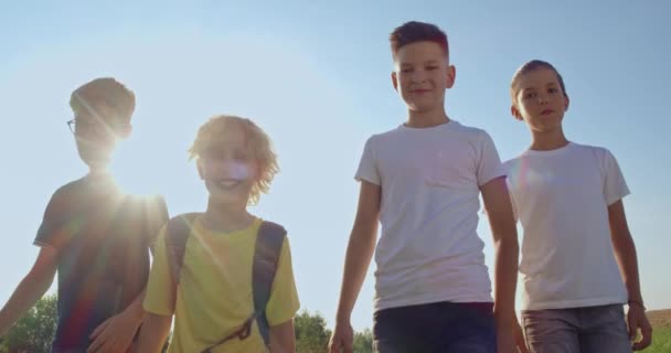 Vista Frontal Cuatro Chicos Jóvenes Avanzando Caminando Mirando Cámara Disfrutando — Vídeo de stock