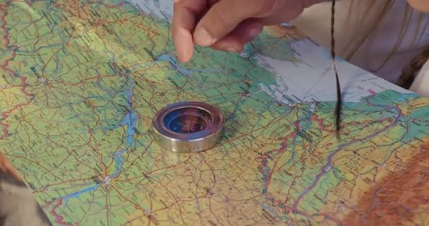 近くの観光客の地図を見て コンパスを使用して 一緒にルートを検索します 老人は指を指差して説明し 教える 丘の上の観光やハイキングの概念 — ストック動画