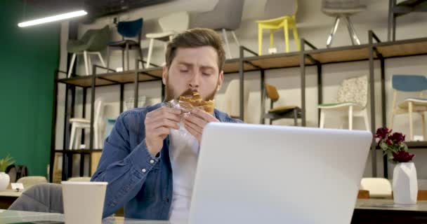 Widok Przystojnego Pracownika Siedzącego Przy Stole Pracującego Laptopie Jedzącego Lunch — Wideo stockowe