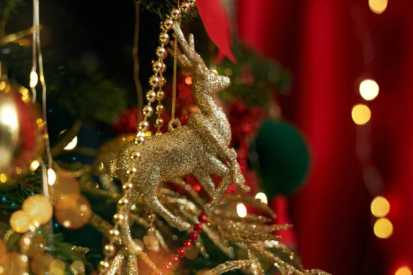 Lähikuva Joulukuusi Seisoo Koristeltu Kultainen Peura Seppeleitä Palloja Rusetteja Ihmiset — kuvapankkivalokuva