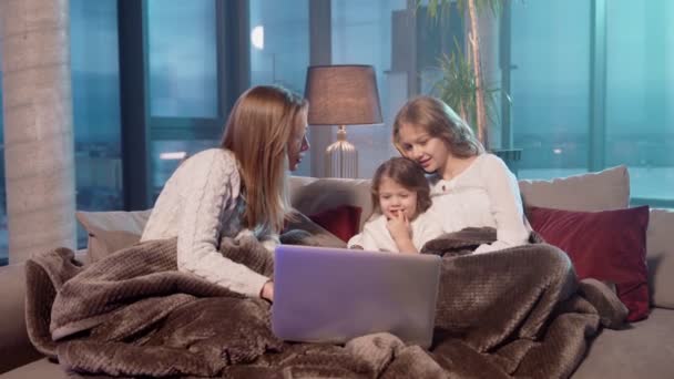 Feliz Madre Joven Sus Dos Hijas Pequeñas Teniendo Conversación Vídeo — Vídeos de Stock