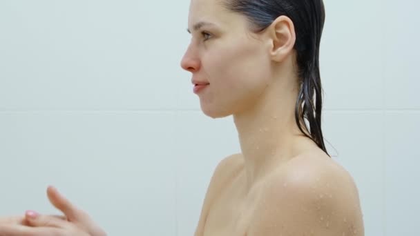 侧视图迷人的女人使用洗发水冲洗黑暗的头发淋浴 年轻的高加索女性每天早上在家照顾身体 — 图库视频影像