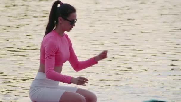 Atrakcyjna Kobieta Gazach Słonecznych Kolorowych Ubrań Sportowych Pomocą Paddle Board — Wideo stockowe