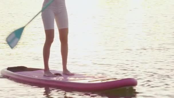 Primer Plano Mujer Delgada Que Usa Ropa Deportiva Flotando Tablero — Vídeo de stock