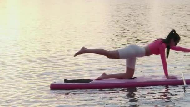 Vista Lateral Mujer Deportiva Caucásica Ropa Colorida Practicando Yoga Sobre — Vídeo de stock