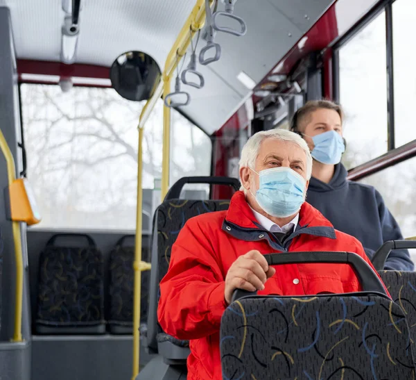 Пассажиры Защищаемые Медицинскими Масками Путешествующие Общественном Транспорте Сидящие Автобусе Люди — стоковое фото