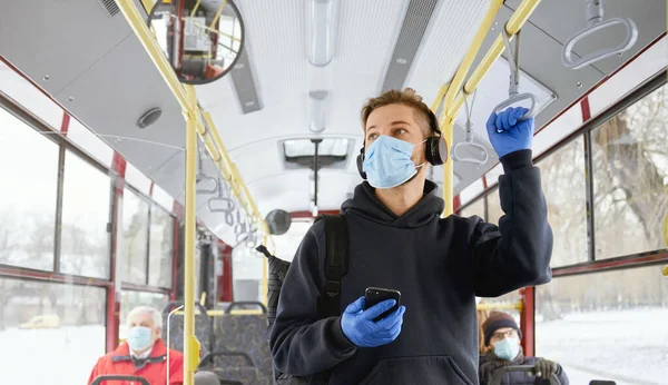 Вид Спереди Толпы Людей Путешествующих Автобусе Носящих Медицинские Маски Перчатки — стоковое фото