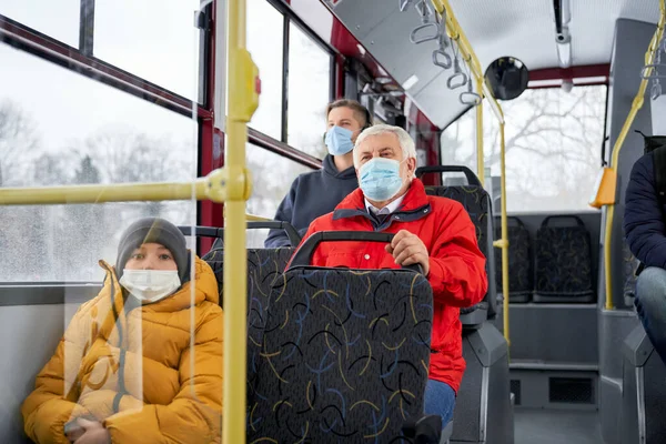 Вид Спереди Пассажиров Сидящих Автобусе Медицинских Масках Защищенных Глобальной Пандемии — стоковое фото
