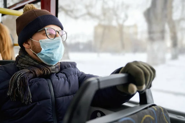 Вид Сбоку Пассажира Путешествующего Автобусе Время Глобальной Пандемии Носящего Медицинскую — стоковое фото