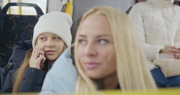 Close Passengers Sitting Bus Going Home Young Girl White Hat — Vídeo de Stock
