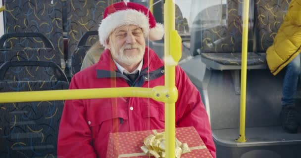 Вид Спереди Человека Седыми Волосами Бородой Сидящего Автобусе Старый Мужчина — стоковое видео