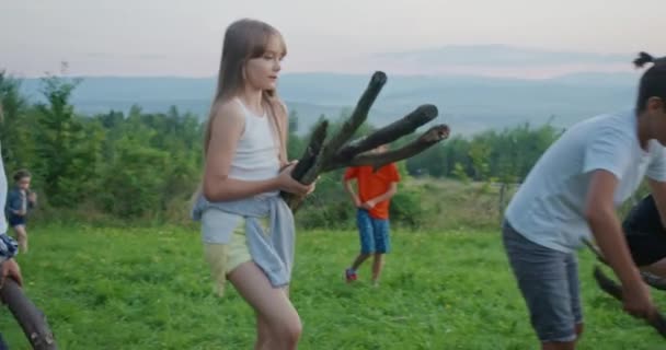 Widok Dziewczyny Przynoszące Drewno Opałowe Chłopcy Zakładający Gałęzie Staruszek Pomagający — Wideo stockowe