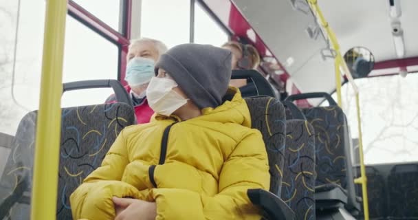 Widok Boku Pasażerów Autobusu Maskach Medycznych Mały Chłopiec Patrzący Przez — Wideo stockowe