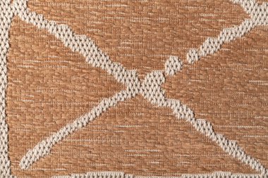 Geometrik yatay çapraz çizgili bej örülmüş pamuk halı süsü. Arka plan için dekoratif desenli halı kumaşının dokusunu kapat. Arkaplan ve doku kavramı.