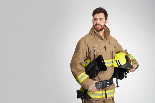 Ragazzo Sicuro Uniforme Pompiere Che Porta Casco Mentre Posa Studio — Foto Stock