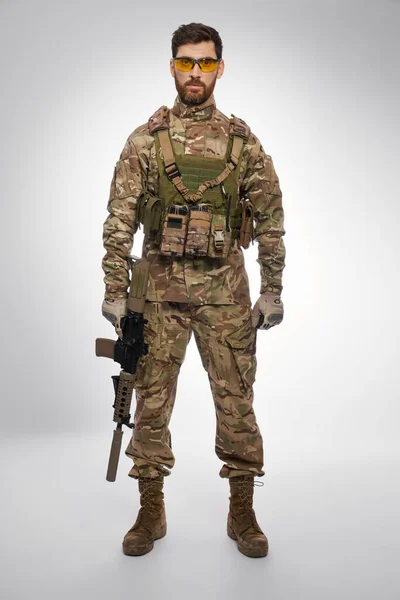 Soldat Masculin Sérieux Avec Fusil Main Posant Studio Vue Face — Photo