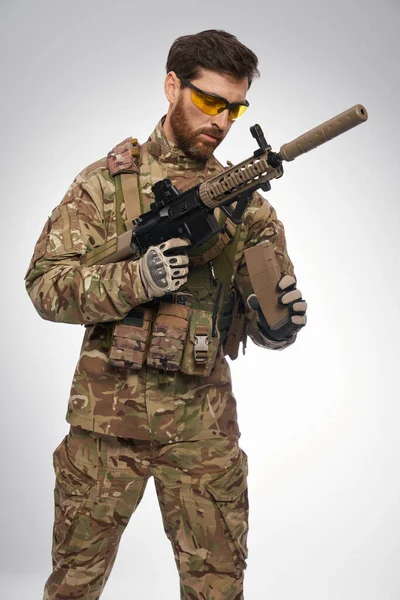 Soustředěný Voják Armády Uniformě Nabíjecí Pušce Studiu Portrét Seriózního Muže — Stock fotografie