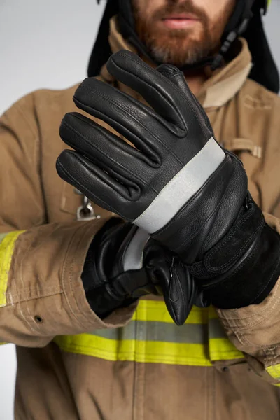 Nierozpoznawalny Brodaty Strażak Czarnych Rękawiczkach Ochronnych Widok Upraw Męskiego Strażaka — Zdjęcie stockowe