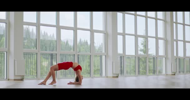 Giovane Donna Sportiva Activewear Facendo Esercizi Flessibili Corpo Durante Allenamento — Video Stock