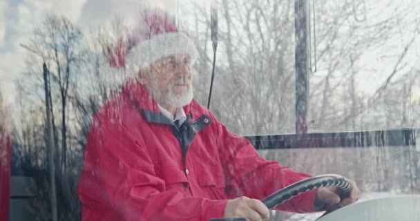 Вид Сбоку Водителя Автобуса Рождественской Шляпе Рулем Старик Седыми Волосами — стоковое видео
