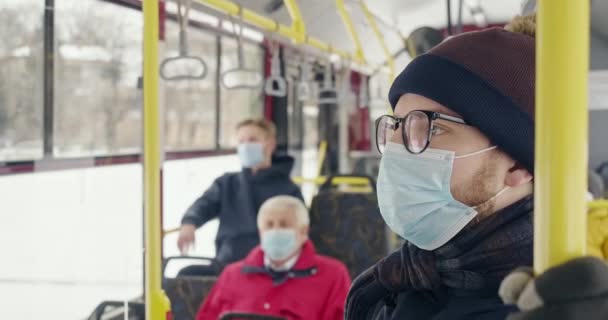 Zijaanzicht Van Passagiers Die Bus Reizen Tijdens Covid Jongen Staat — Stockvideo