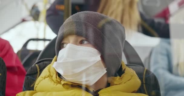 Närbild Liten Pojke Sitter Bussen Skyddar Mot Coronavirus Passagerare Sitter — Stockvideo