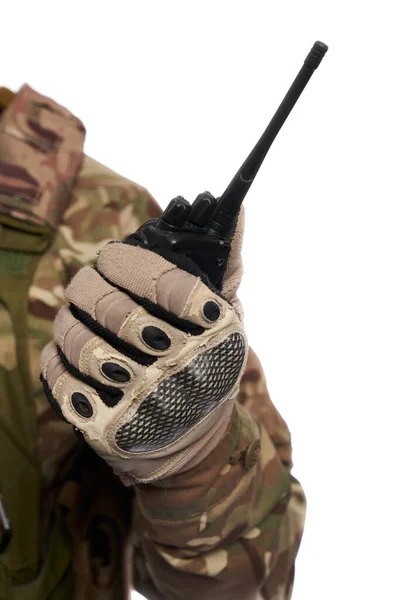 Nerozpoznatelný Muž Maskáčové Uniformě Držící Uvnitř Vojenskou Vysílačku Detailní Pohled — Stock fotografie