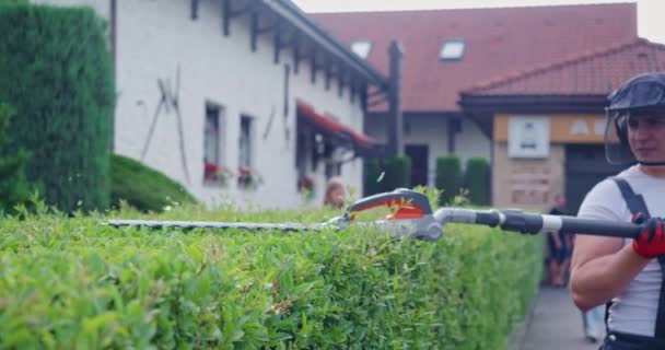 Güvenlik Kalkanı Takan Beyaz Bir Adam Bahçede Kesiciyle Çalıları Buduyor — Stok video