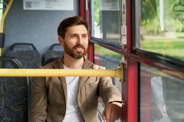 Happy Brunet Mies Istuu Lähellä Ikkunaa Kaupungin Bussi Etsivät Ajattelevaisesti — kuvapankkivalokuva