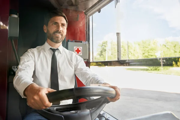 Sopir Bus Profesional Yang Tampan Duduk Kabin Tempat Kerja Tampilan — Stok Foto