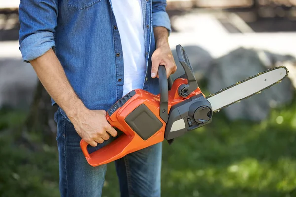 Anonymous Craftsman Jeans Holding Battery Chain Saw While Working Garden — Stock Photo, Image