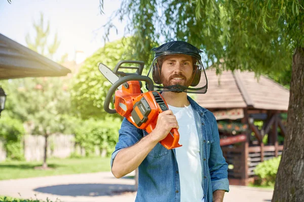 Attractive Male Worker Safety Shield Posing While Carrying Rechargeable Chain — Stock Photo, Image