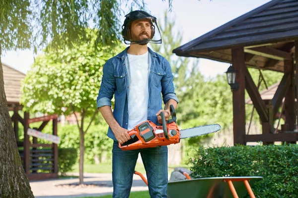 Tukang Kebun Pria Dengan Perisai Pelindung Berdiri Dengan Gergaji Tak — Stok Foto