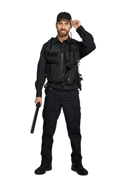 Красивий Поліцейський Уніформі Регулює Поліцейську Шапку Стоячи Студії Вид Спереду — стокове фото