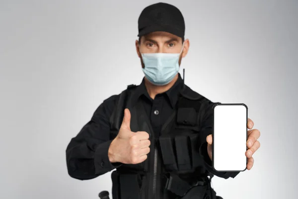 Policial Masculino Máscara Protetora Demonstrando Tela Telefones Com Espaço Vazio — Fotografia de Stock
