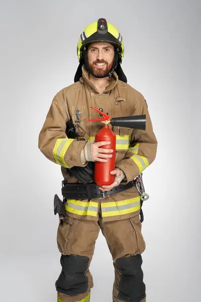 Tam Teçhizatlı Gülümseyen Erkek Itfaiyeci Elinde Yangın Söndürücü Tutuyordu Tfaiyeci — Stok fotoğraf