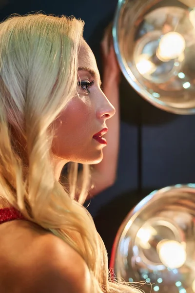 Profiili Kaunis Blondi Nainen Pitkät Aaltoilevat Hiukset Palaa Hehkulamput Sivunäkymä — kuvapankkivalokuva