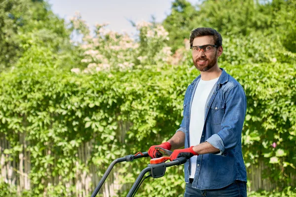 Senyum Tukang Kebun Kemeja Memotong Rumput Dengan Mesin Pemotong Rumput — Stok Foto