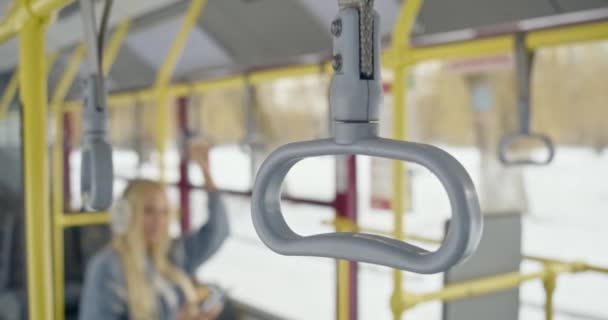 Widok Boku Dziewczyny Stojącej Autobusie Trzymającej Rączkę Szary Uchwyt Służący — Wideo stockowe