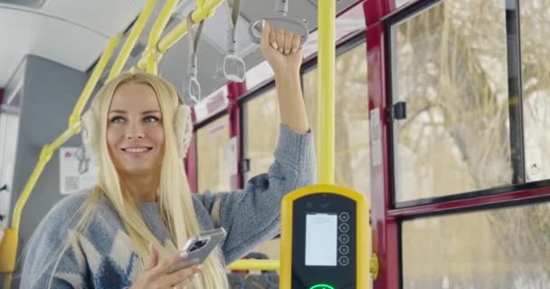 Boční Pohled Spolujezdce Držadle Autobusu Pomocí Chytrého Telefonu Blonďatá Půvabná — Stock video
