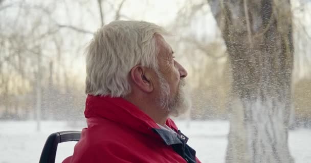 Вид Збоку Пасажира Їде Автобусі Старий Чоловік Червоній Куртці Сірим — стокове відео