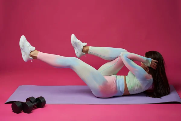 Bertekad Perempuan Dalam Legging Memiliki Perut Crunch Latihan Dalam Ruangan — Stok Foto