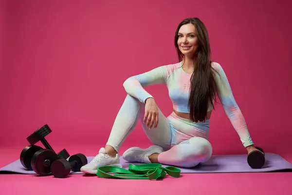 Wanita Sporty Ceria Tersenyum Kamera Sambil Duduk Lantai Studio Pandangan — Stok Foto